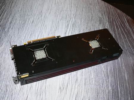 Монструозный Radeon HD 6990